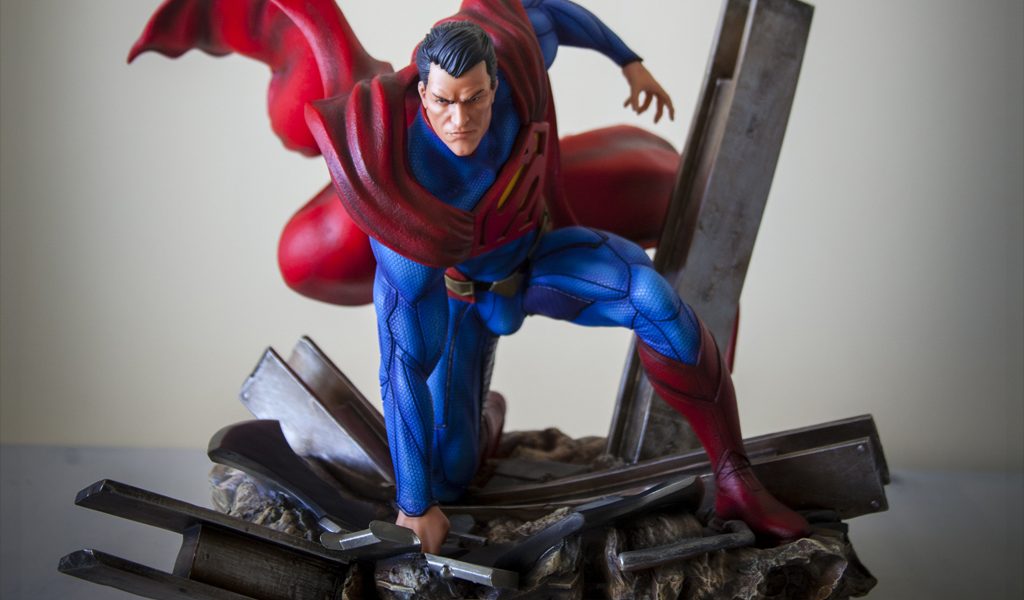 Escultura de Superman pintada
