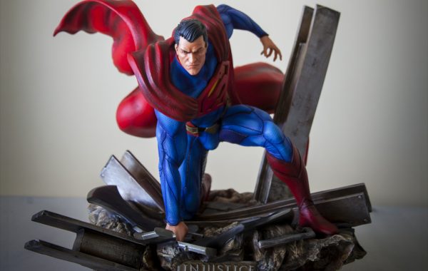 Escultura de Superman pintada