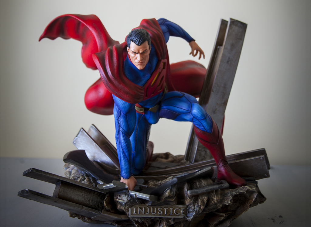 Escultura de Superman pintada